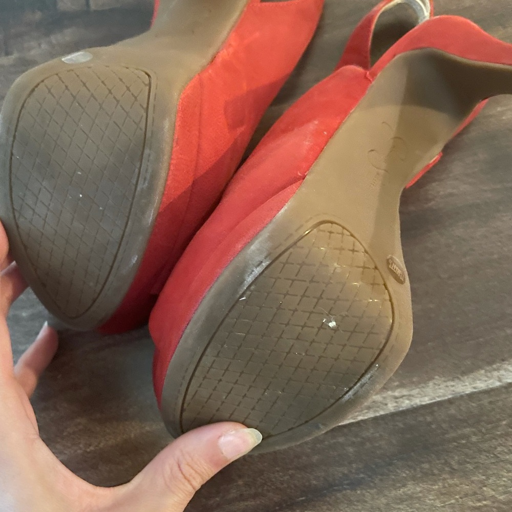 Red velvet high heels and pump - Picture 3 of 4